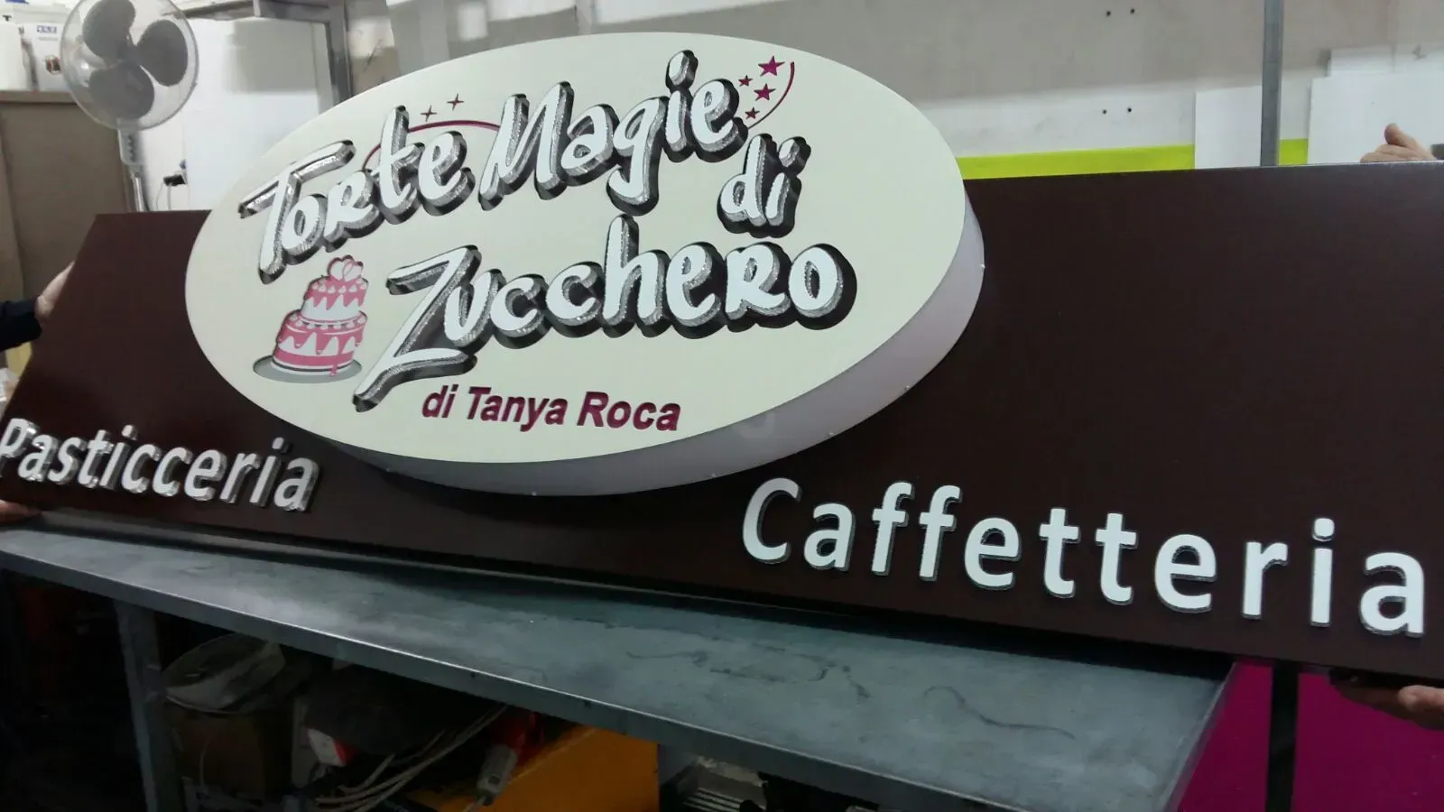 Insegna marrone con le scritte