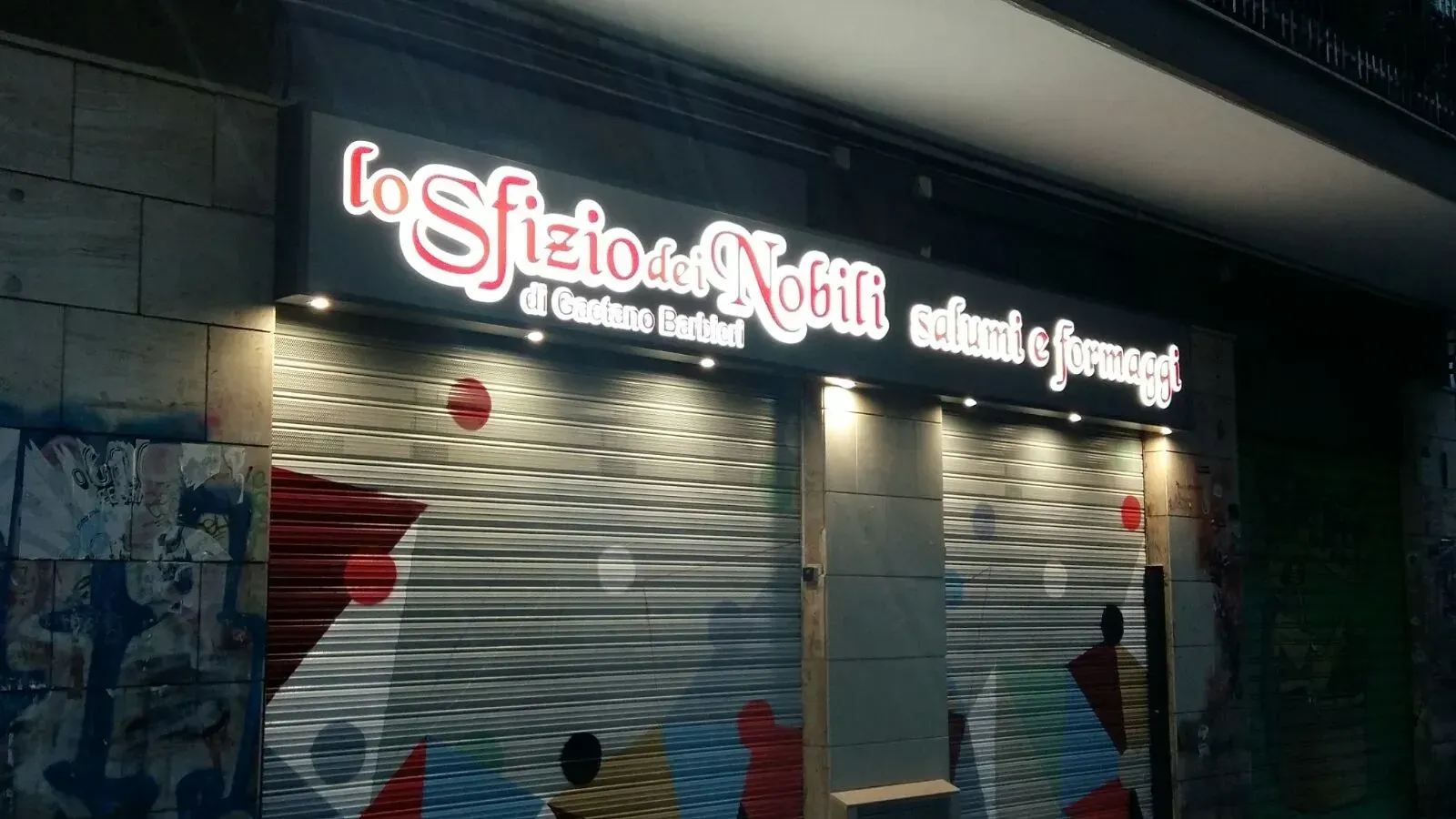 Vetrina notturna con insegna luminosa