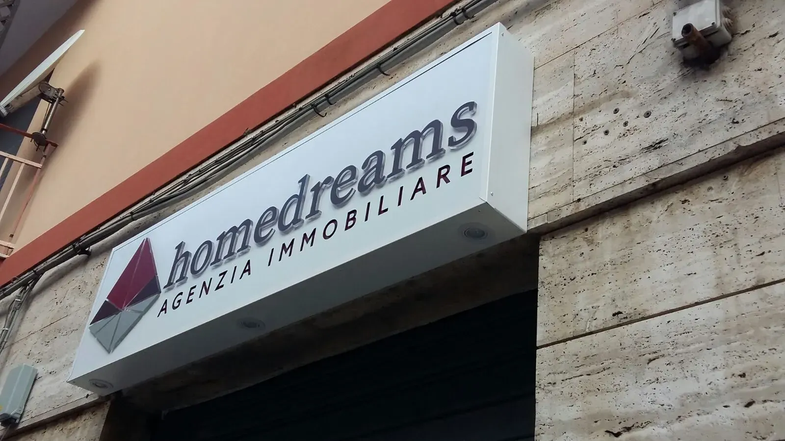 Insegna dell'agenzia immobiliare