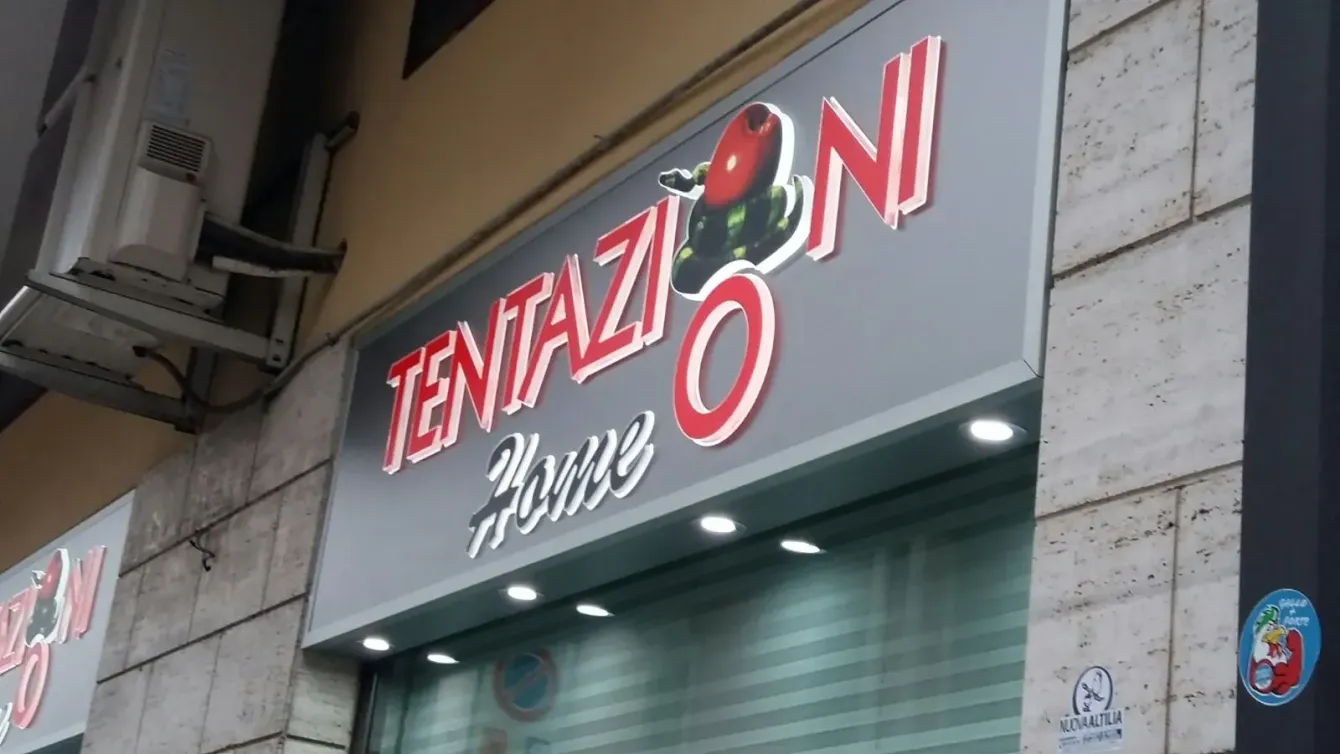 Insegna del negozio con la scritta
