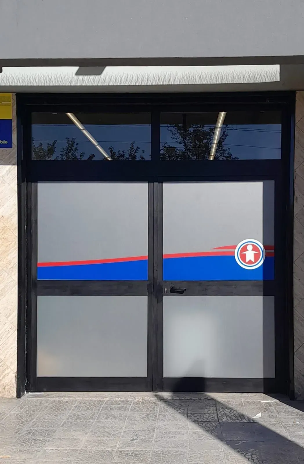 Vetrine a vetri con una striscia rossa e blu e un logo a stella circolare.