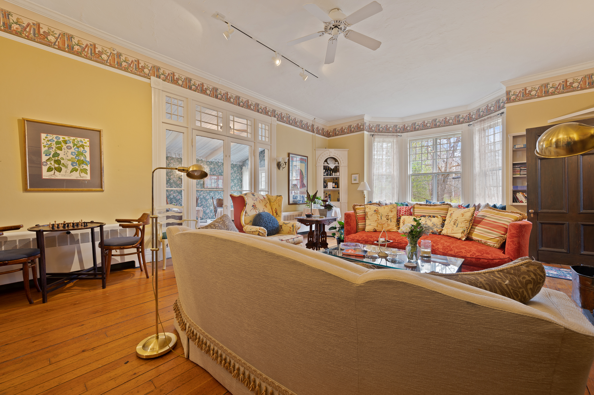 A living room filled with furniture and a ceiling fan.