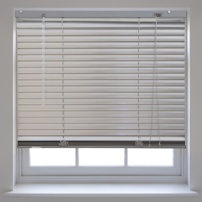 Veneziane chiuse, grigio chiaro, con stecche orizzontali, inserite in una cornice bianca, sopra un davanzale bianco.