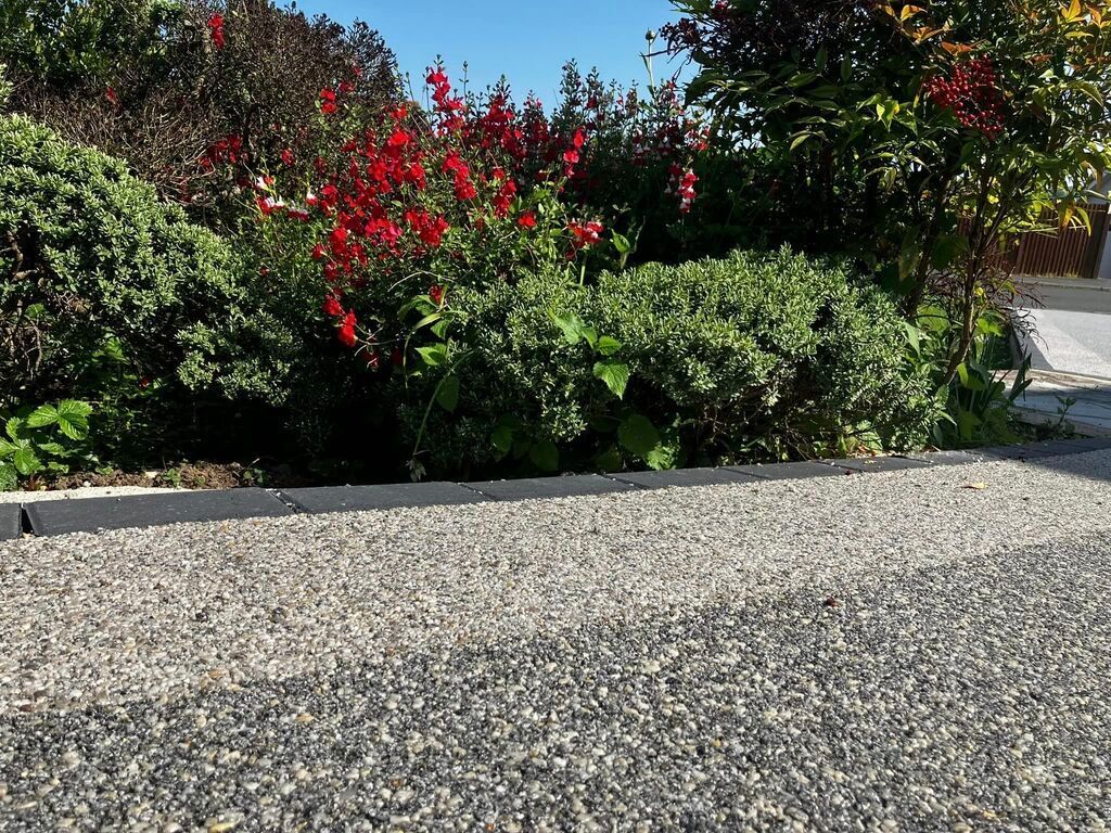 Two-tone resin driveway installation.