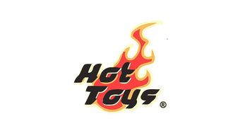 Hot Toys-logo in zwarte tekst met oranje-rode vlammen op een witte achtergrond.