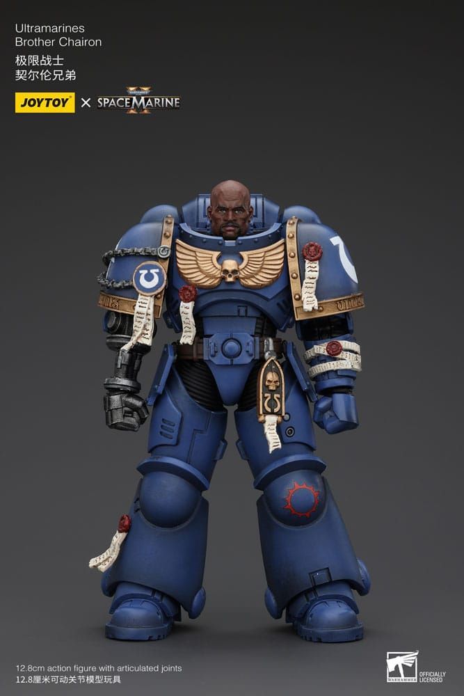 Een blauw gepantserde sciencefiction-soldaat met een omvangrijk exoskelet, die frontaal op een donkere achtergrond staat.