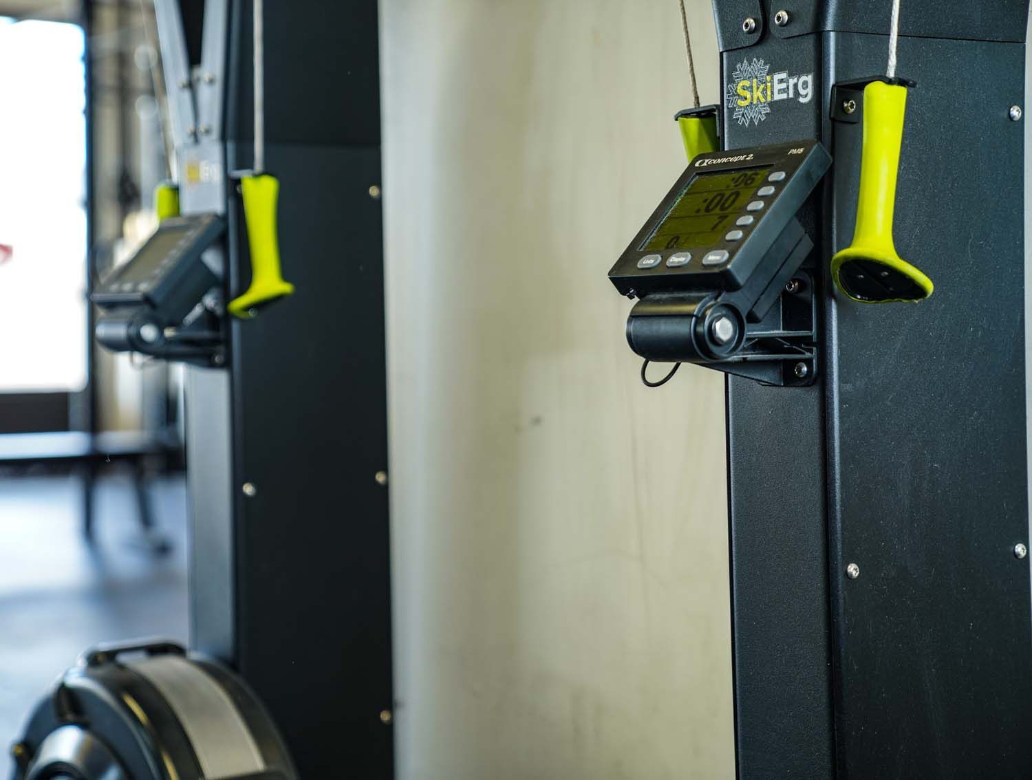 A ski erg machine is sitting in a gym