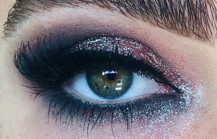 Playing with makeup colour Jess Cagney
mobile Gold Coast & Brisbane makeup artist and hairstylist