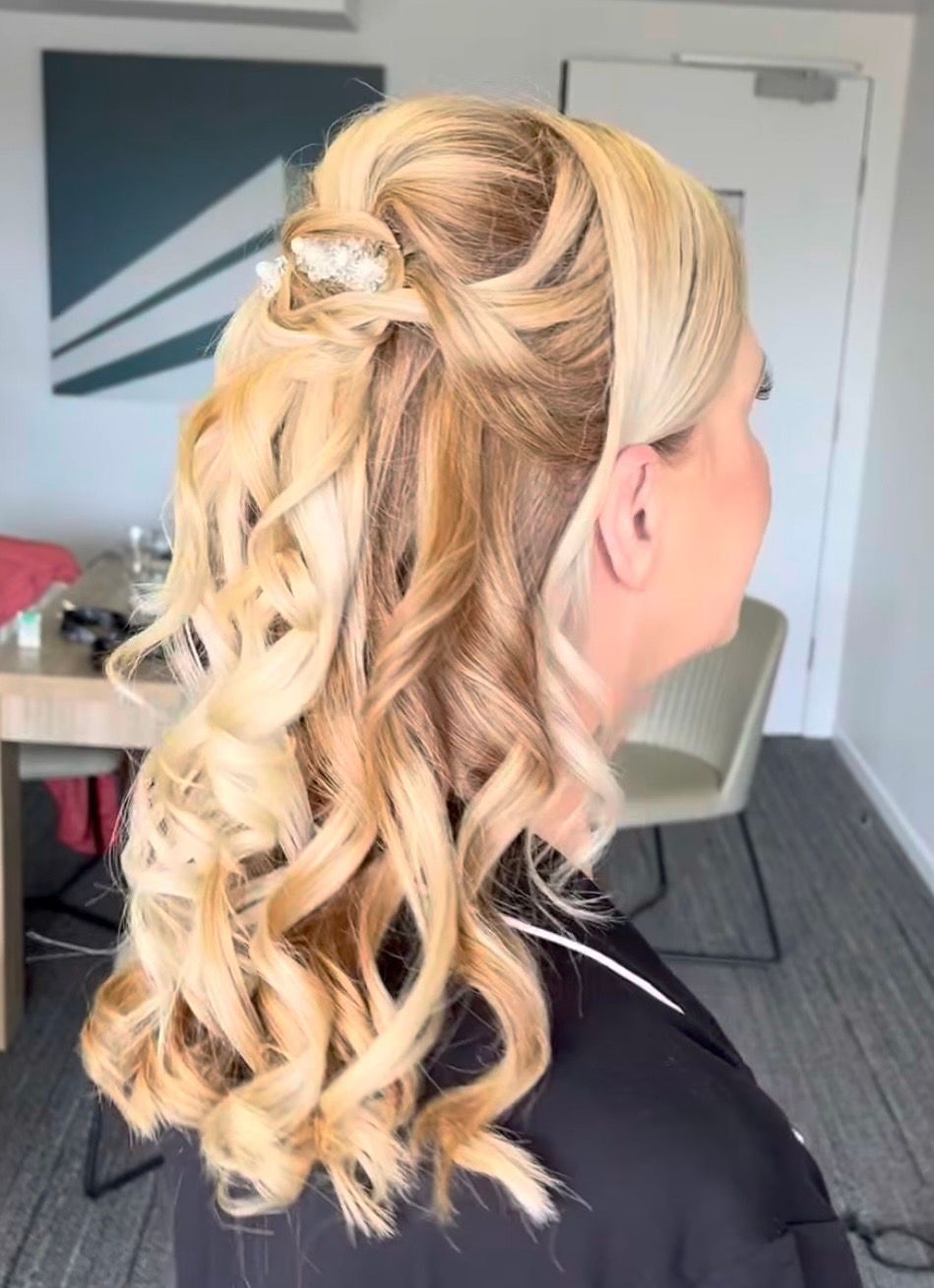 mobile Gold Coast & Brisbane makeup artist and hairstylist
Mobile Gold Coast and Brisbane makeup artist and hairstylist