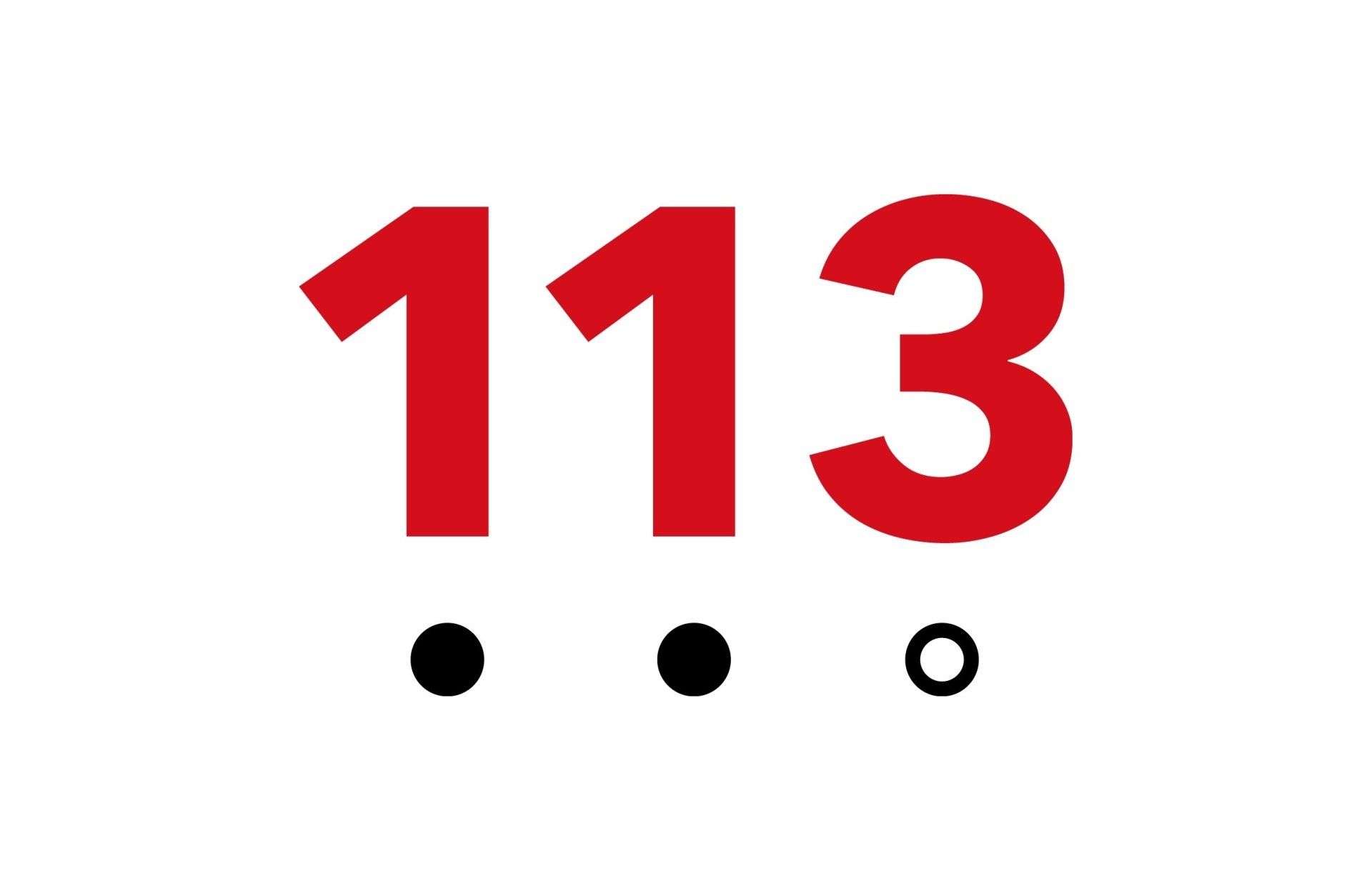 Rood nummer 113 boven twee zwarte stippen en één holle stip op een witte achtergrond.