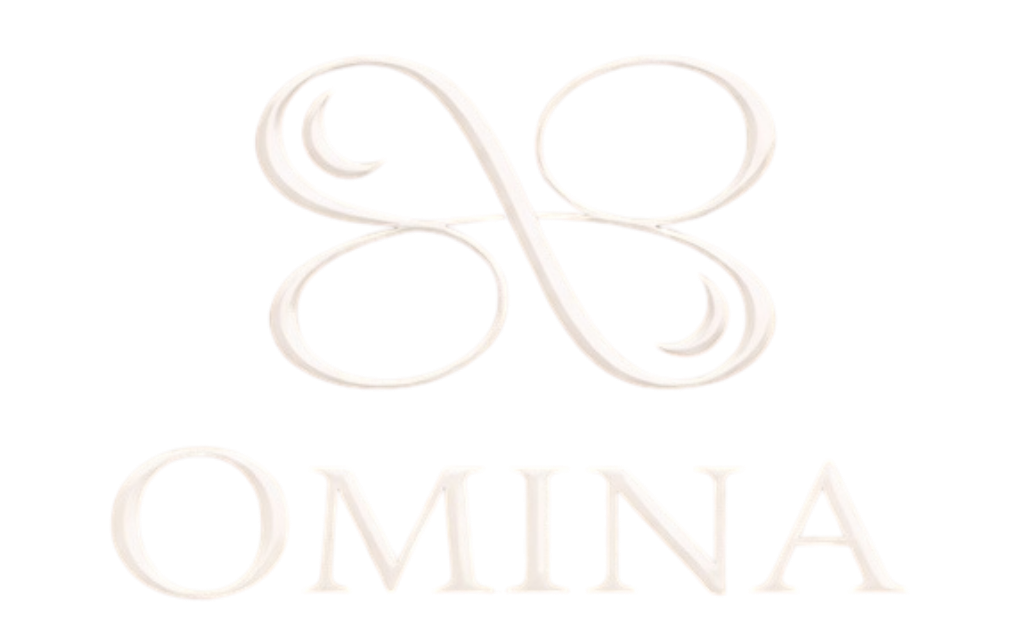 Lichtbeige OMINA-logo met een gestileerd embleem met vier blaadjes boven het woordmerk.