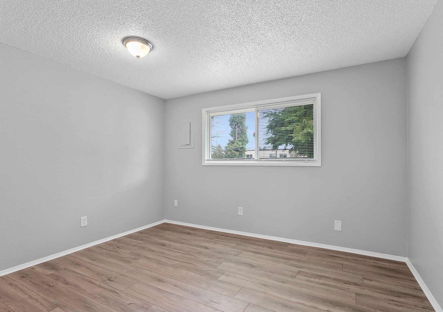 Clackamas Court Apartment
