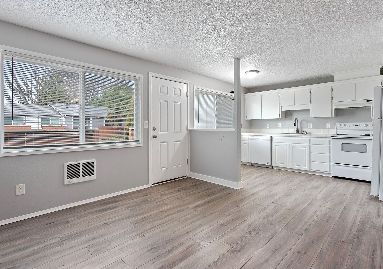 Clackamas Court Apartment