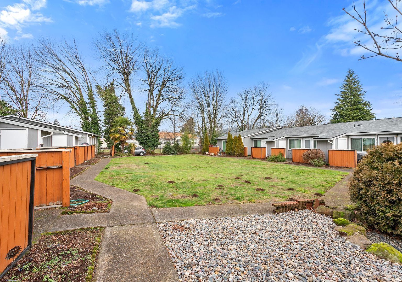 Clackamas Court Apartments