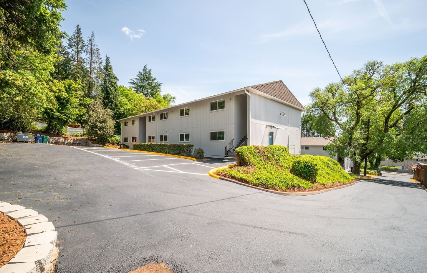 A photo of the units in the Oak Ridge Apartments