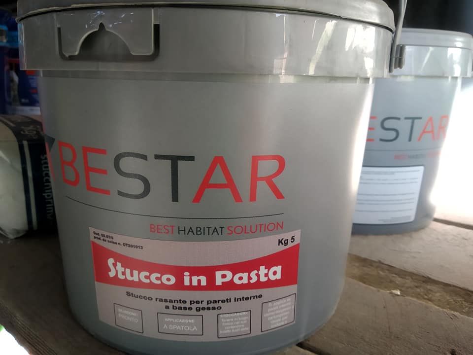 Secchio grigio di stucco in pasta