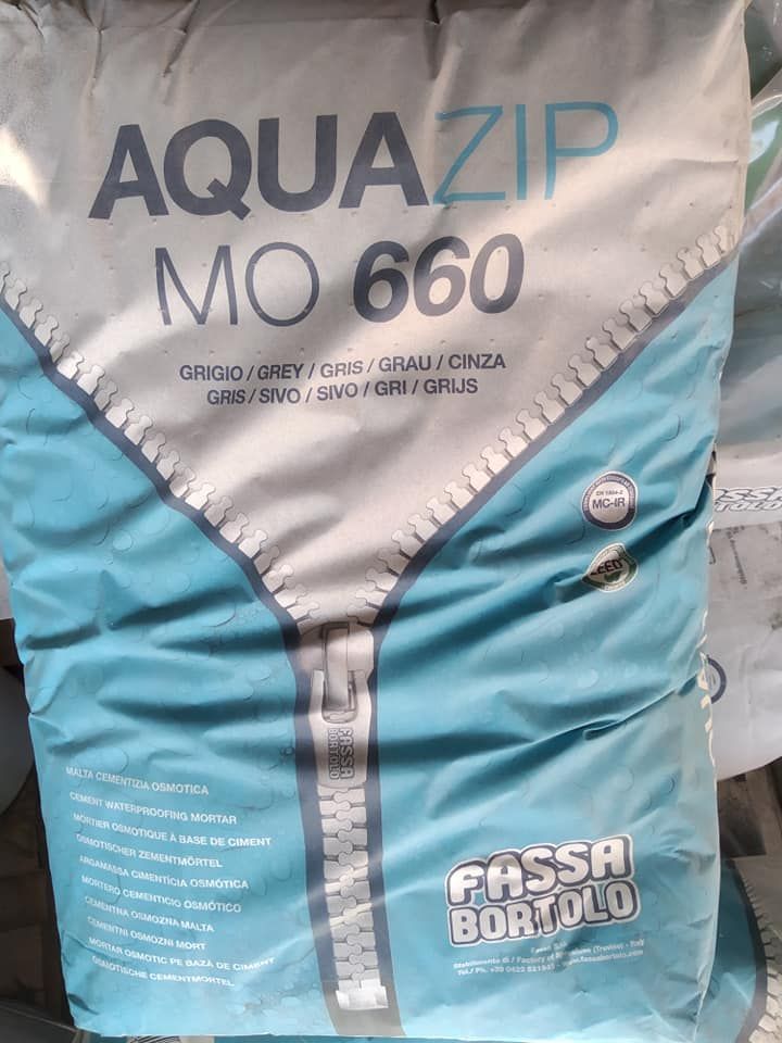 Sacchetto di miscela secca AquaZip MO 660 di Fassa Bortolo, colore azzurro e bianco, con cerniera.