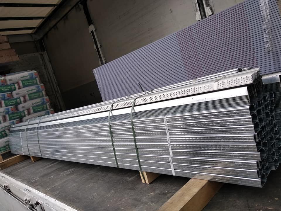 Materiali per strutture metalliche ammassati su un pallet all'interno di un camion.