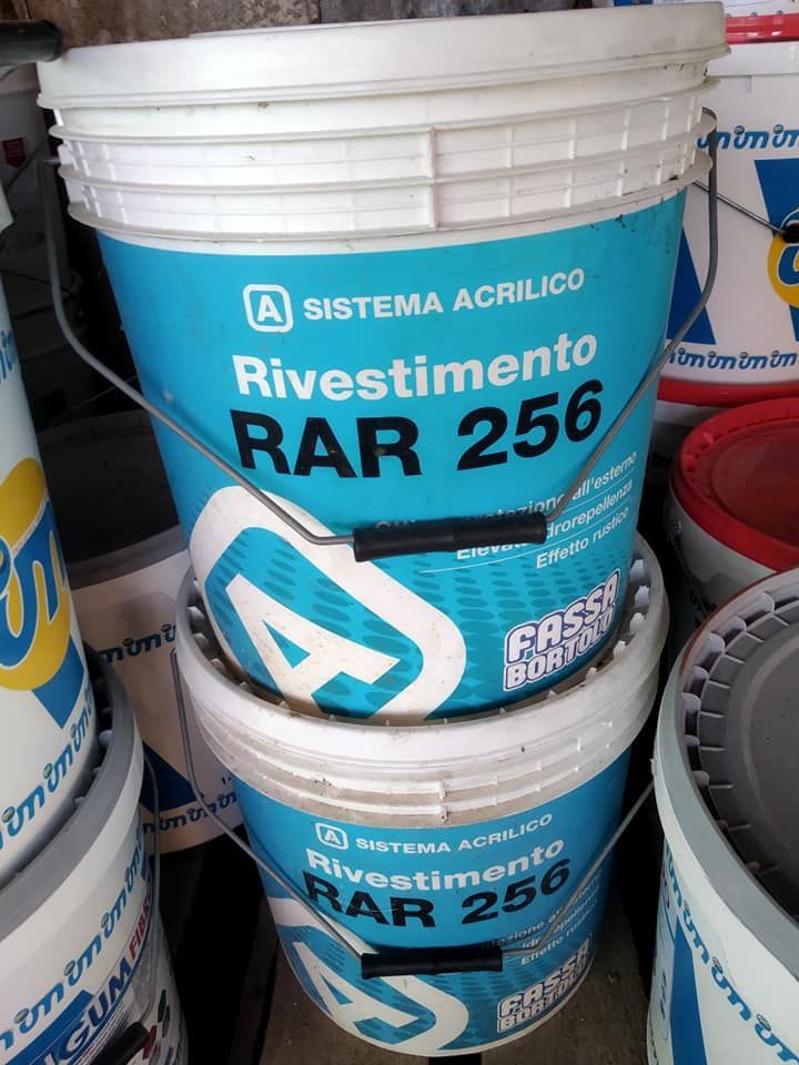Due secchi blu e bianchi di rivestimento acrilico con manici neri, impilati. Testo: