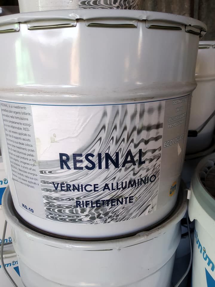 Un secchio d'argento di vernice di alluminio
