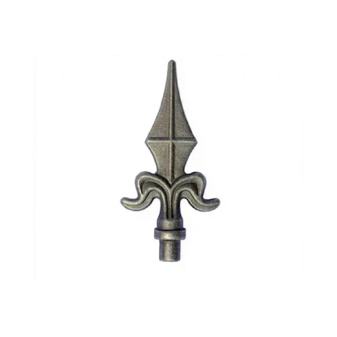 Remate decorativo de metal con forma de punta de lanza y adornos curvos sobre fondo blanco.