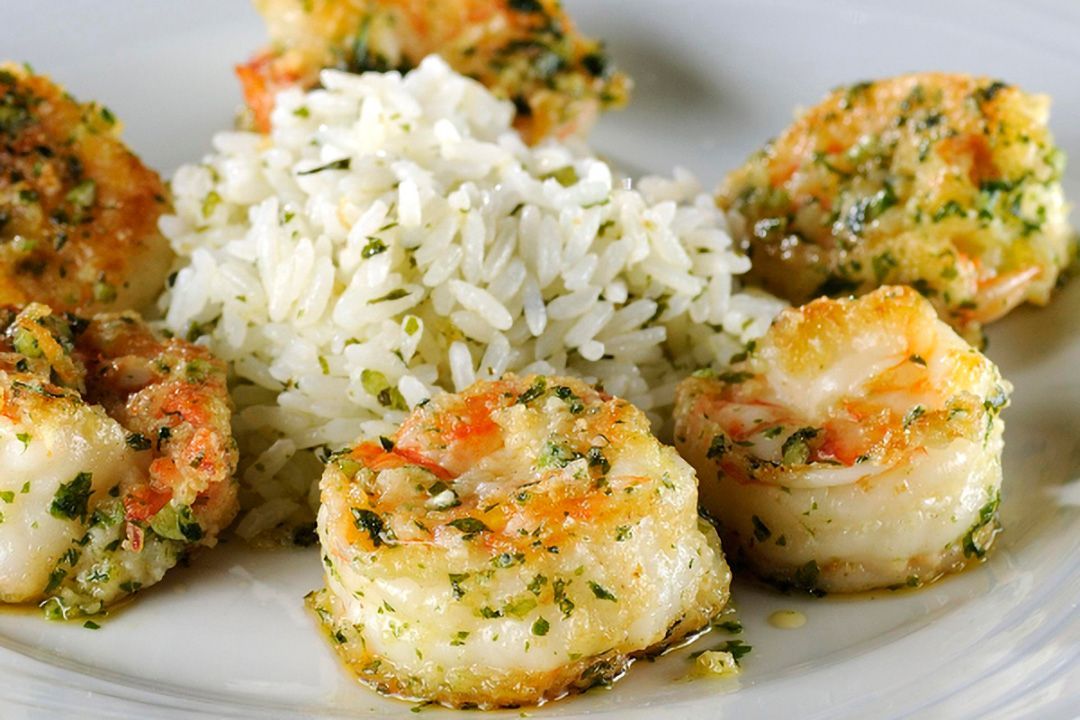 Prato de risoto de camarão Ie Pescados cremoso com queijo parmesão ralado e ervas frescas, servido em um prato branco, risoto de camarão, receita de risoto, camarão cremoso, frutos do mar, risoto sofisticado, gastronomia, comida italiana, IE Pescados