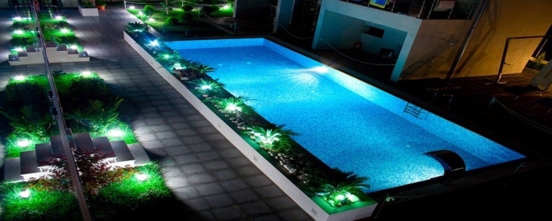 piscina illuminata