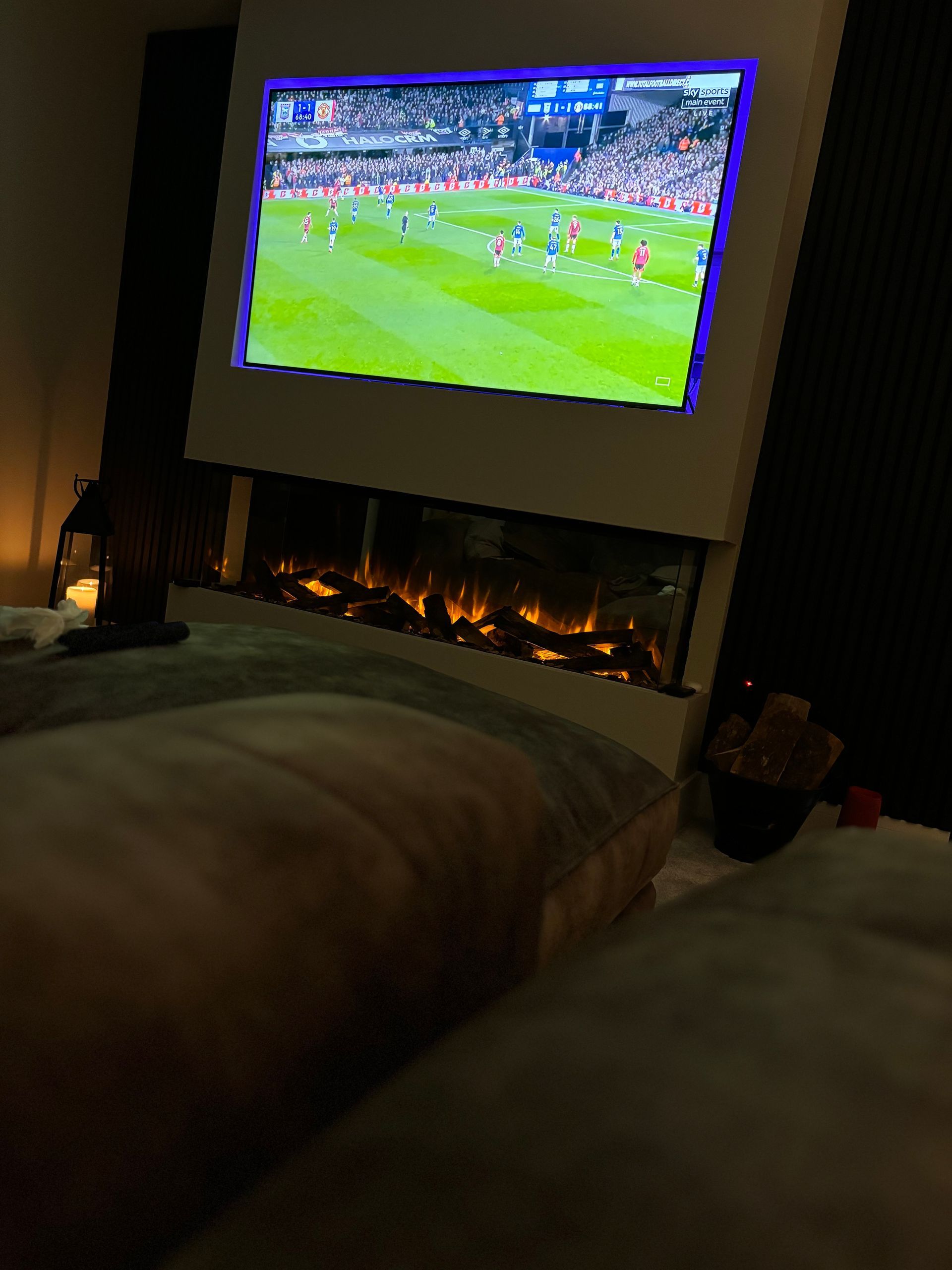 British Fires New Forest 1600 Deluxe Scattered Logs Media Wall Electric Fire