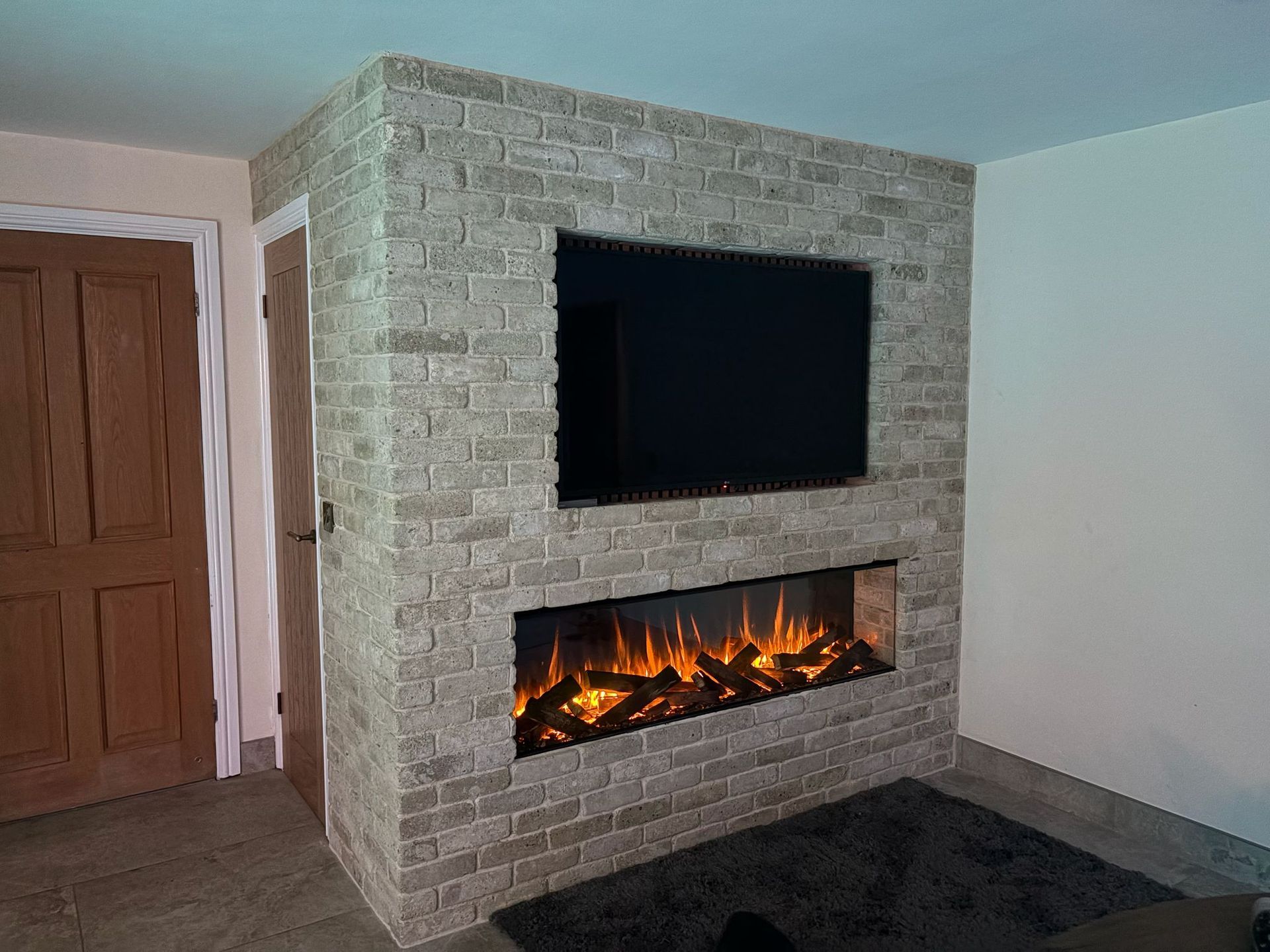 new forest 1600 electric fire in a media wall with brickwork