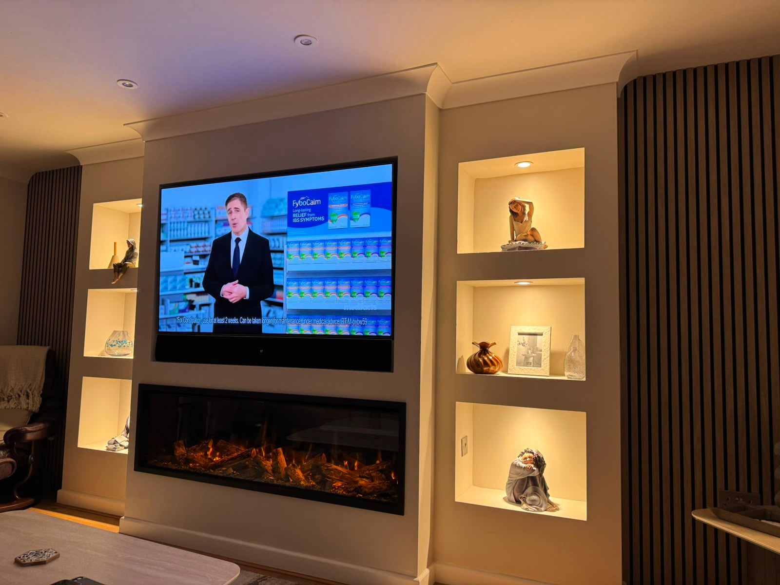 new forest 1600 fire with front facing frame in media wall
