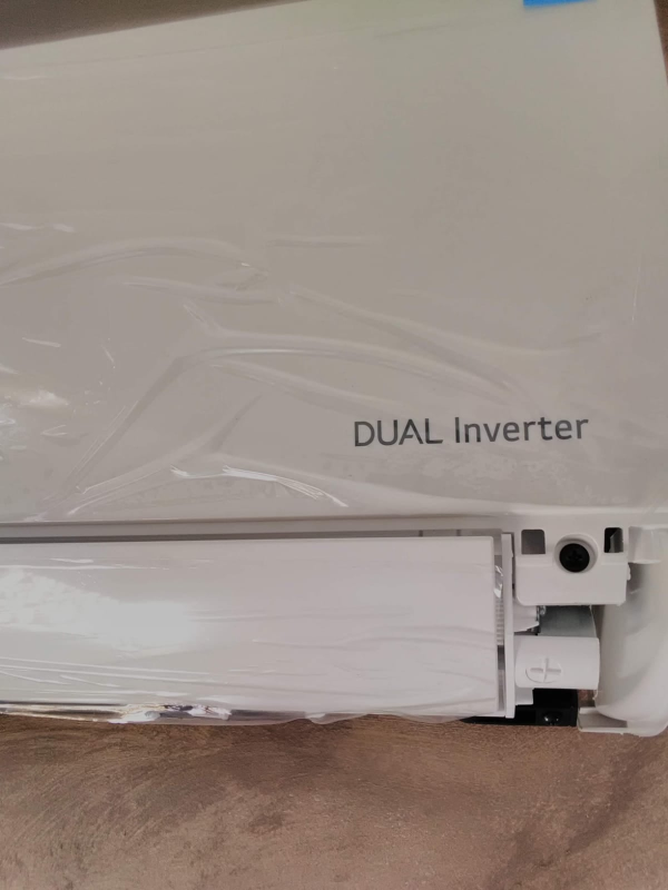 Pannello bianco dell'elettrodomestico con la scritta