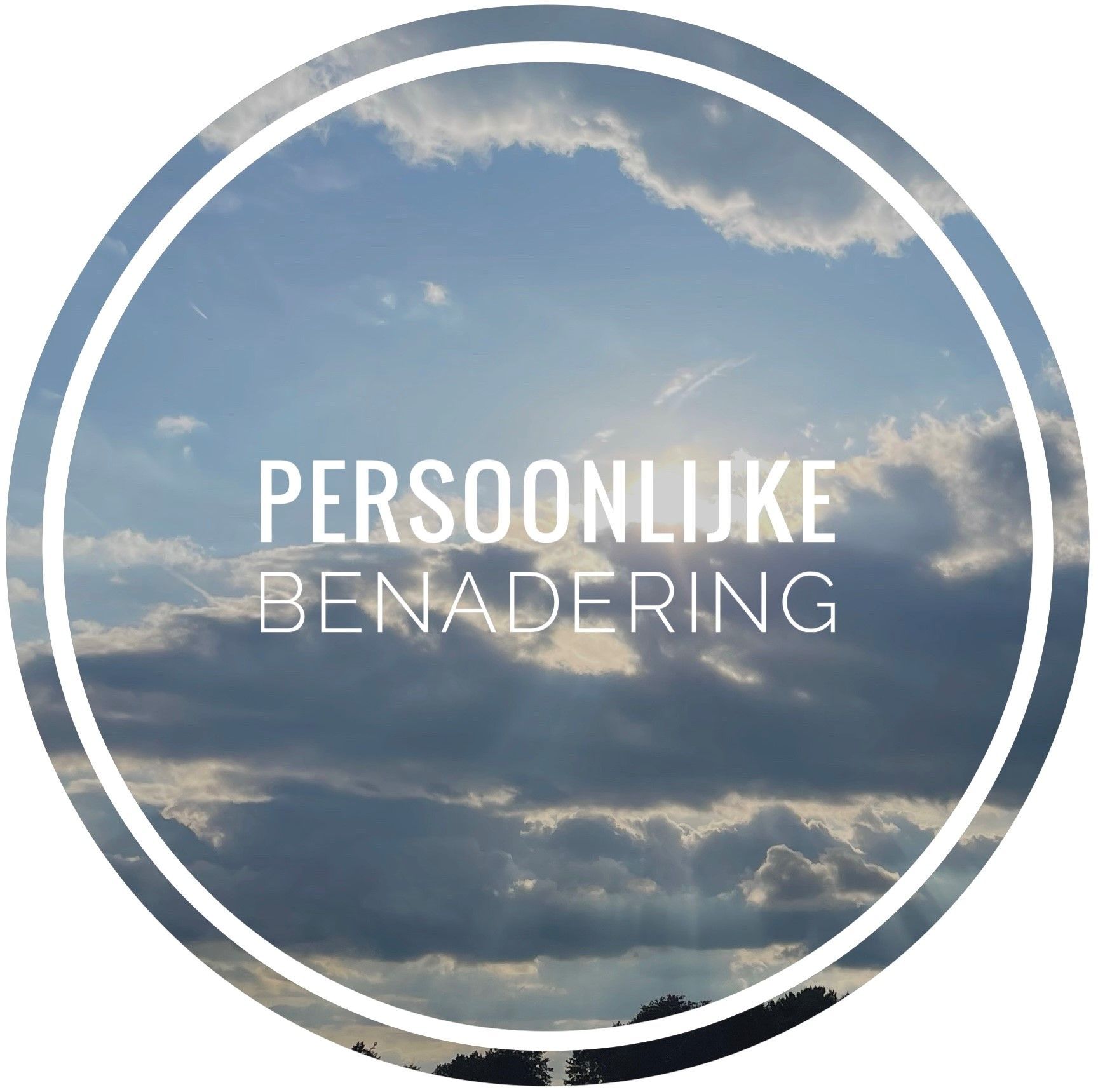cirkelvormige afbeelding van lucht met witte tekst persoonlijke benadering 