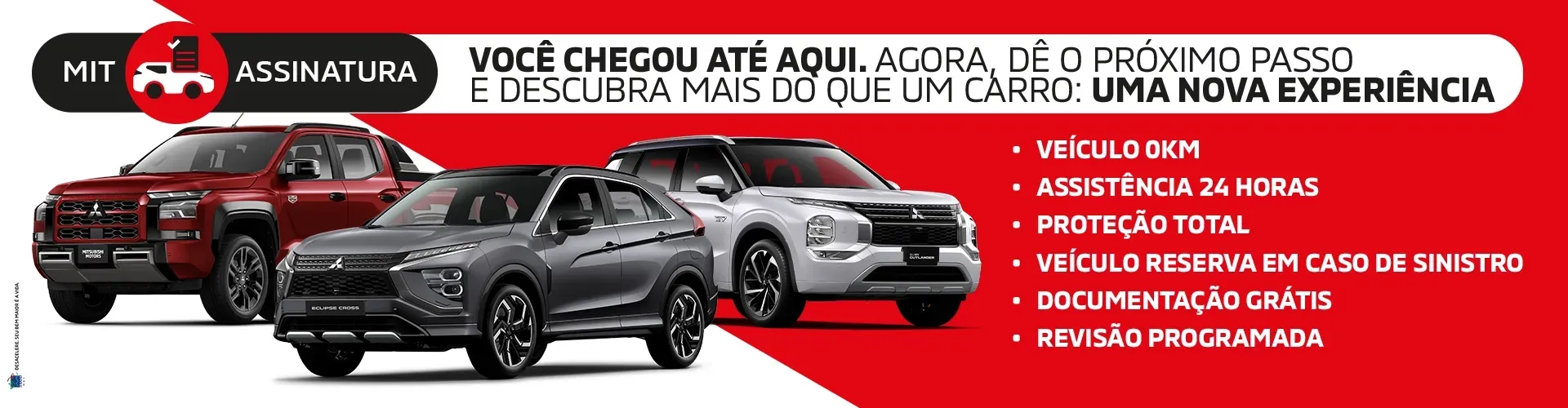 Um SUV Mitsubishi Eclipse Cross cinza escuro estacionado em um campo gramado com o pôr do sol ao fundo.