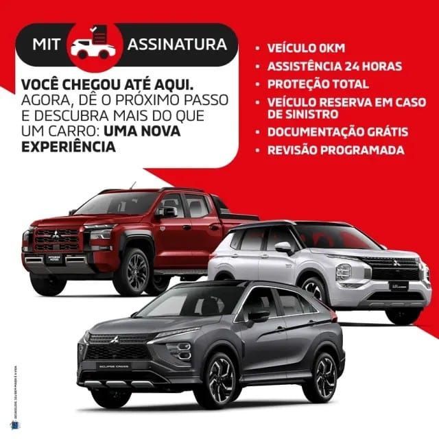 Um SUV Mitsubishi Eclipse Cross cinza escuro estacionado em um campo gramado com o pôr do sol ao fundo.