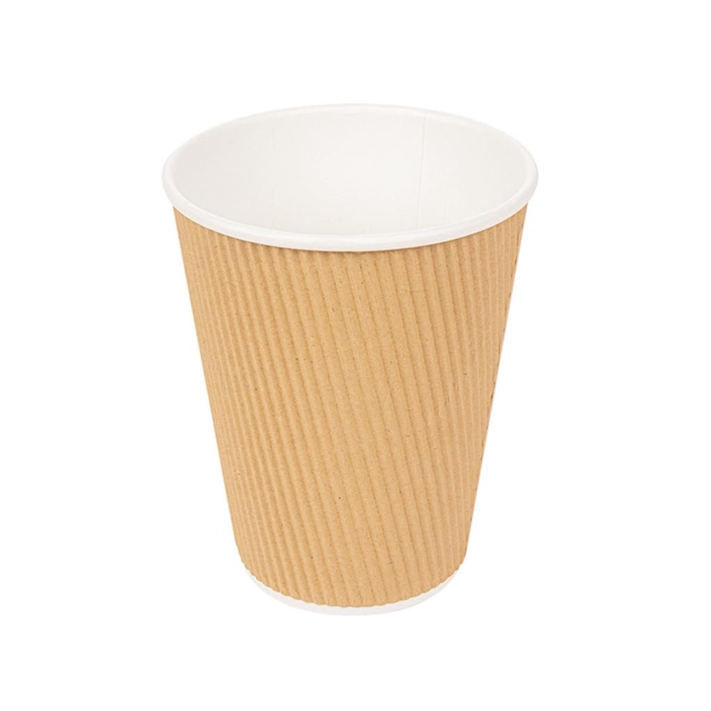 Tazza da caffè in carta ondulata marrone con bordo bianco su sfondo bianco.