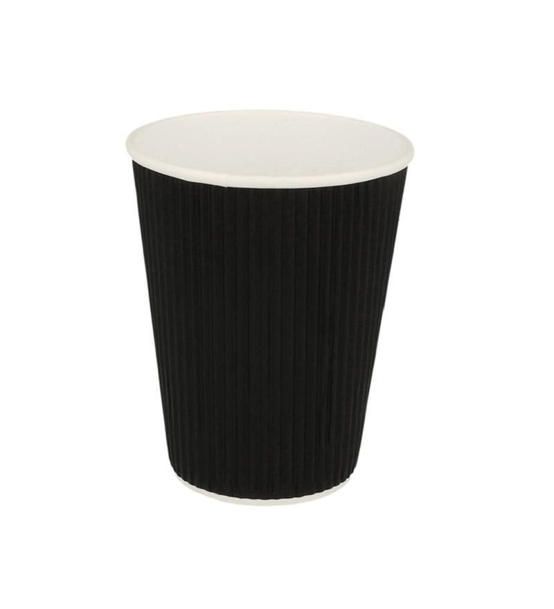 Bicchiere di carta monouso nero a coste con bordo bianco su sfondo bianco.