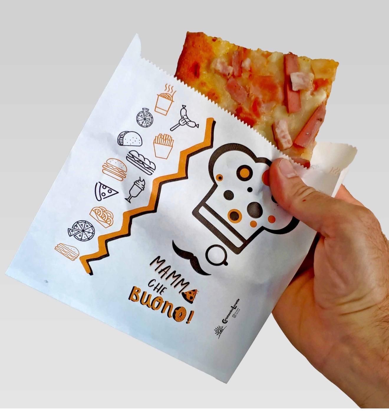 Mano che tiene una bustina bianca per snack con illustrate fette di pizza e una crosta di pizza che fa capolino