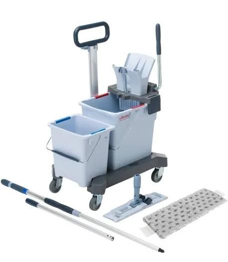 Carrello per le pulizie con mocio, secchio, prodotti e attrezzi su sfondo bianco