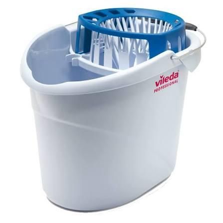 Secchio per mocio bianco Vileda con strizzatore blu su sfondo chiaro