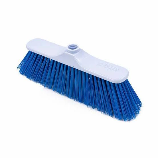 Scopa a setole blu con base del manico bianca su sfondo bianco.