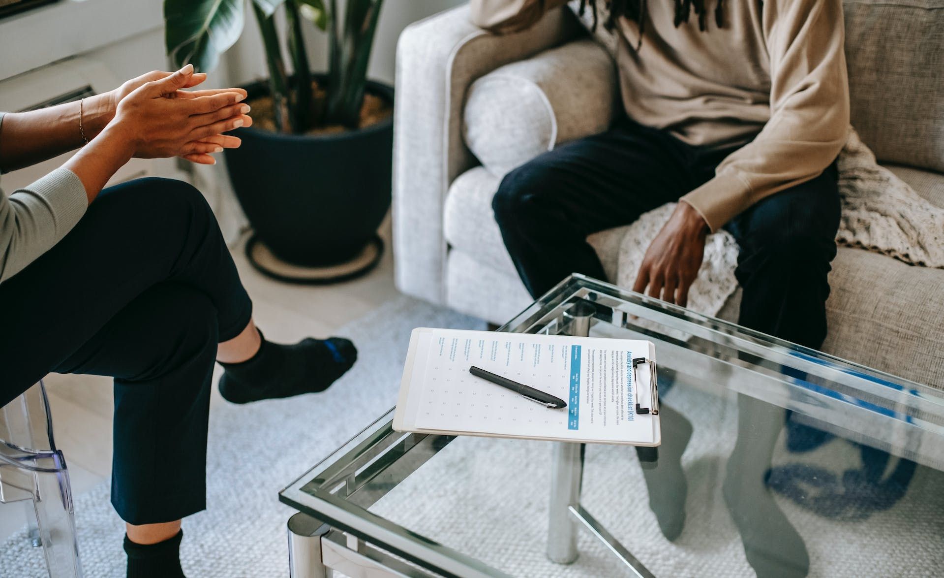 Crop unrecognizable man talking to female psychologist