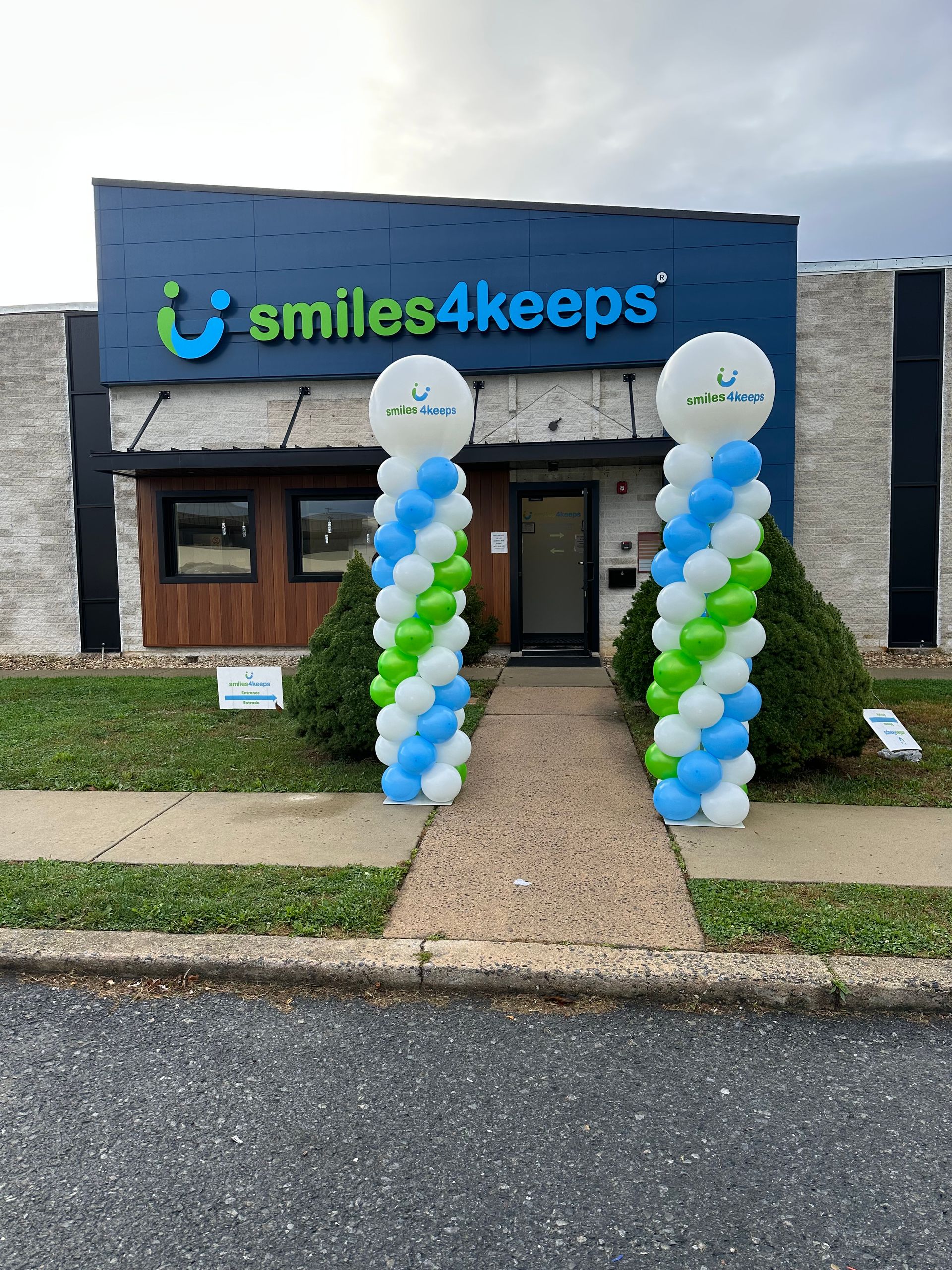 Smiles4keeps storefront with blue and green balloon columns framing the entrance