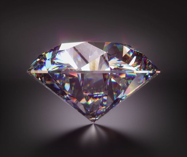 Diamante scintillante su uno sfondo grigio scuro, che mette in risalto le sue sfaccettature e riflette la luce.