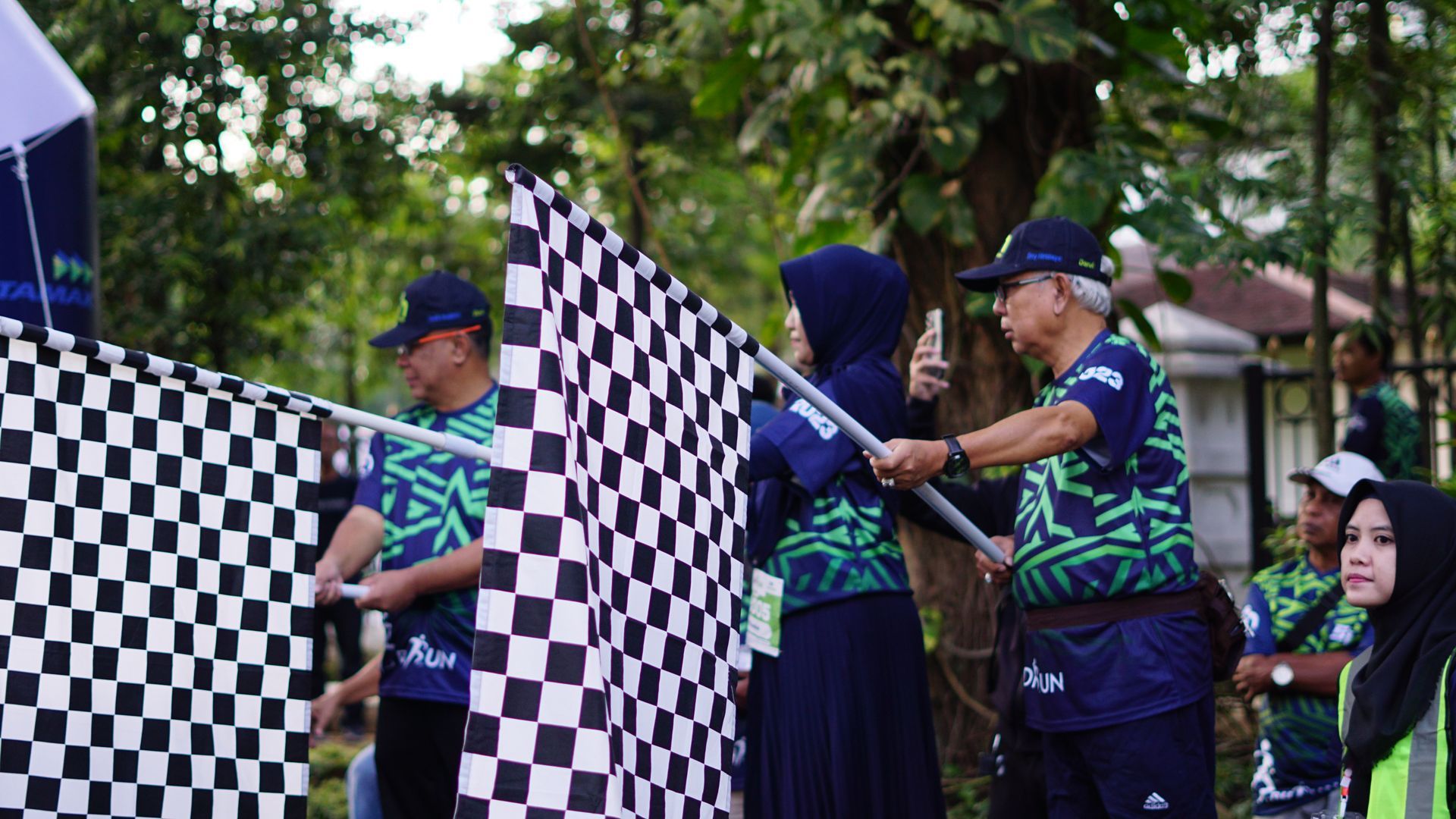 Left to the Right : Dr. Ir. H. Sodik Mudjahid, M.Sc (Head of Yayasan Darul Hikam), Dra. Hj. Ruri B. Ramadanti (Director of Perguruan Darul Hikam) and Prof. Jaja Jahari (General Secretary of Yayasan Darul Hikam) raised the flag to start DH Run 2023.