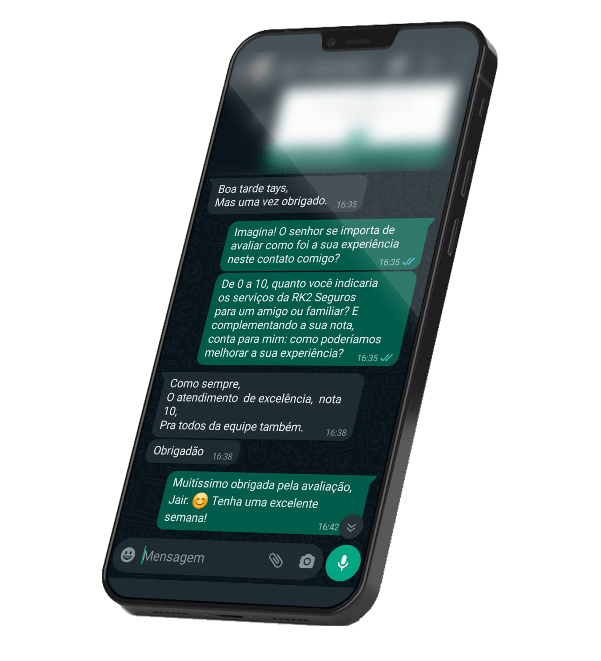 Um smartphone exibindo uma conversa do WhatsApp com balões de mensagem verdes, visualizada em um ângulo sobre um fundo liso.