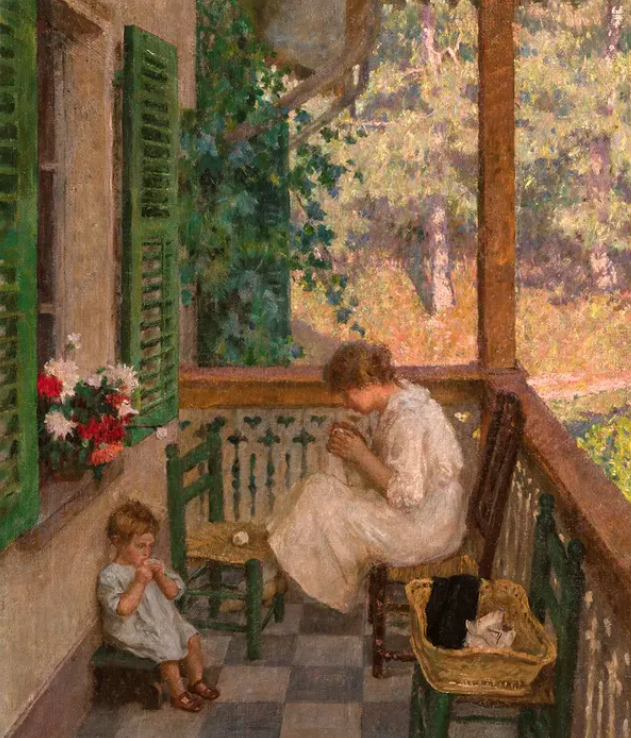Donna seduta su una veranda con un bambino accanto, circondata da persiane verdi e da un caldo paesaggio autunnale.