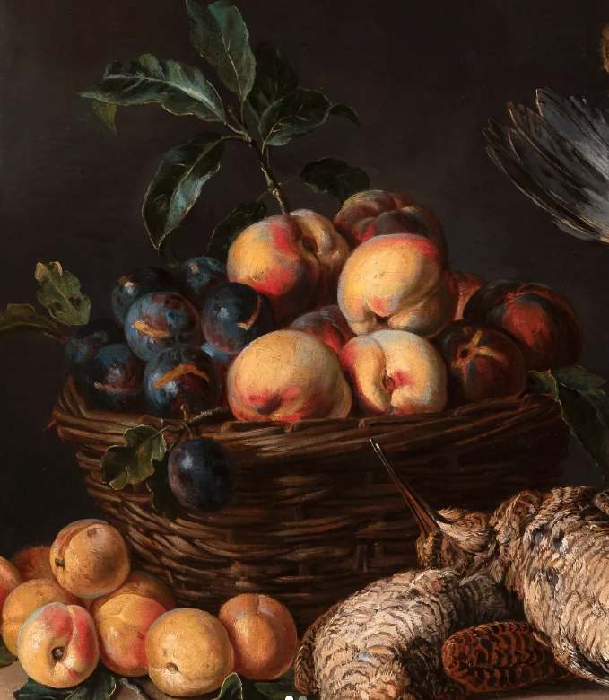 Natura morta con pesche e uva nera in un cesto di vimini, con una pagnotta di pane su sfondo scuro.
