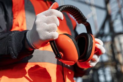 Clic para Cotizar tu+ Seguridad, Elementos de protección auditiva en Colombia. Copas, protectores auditivos, Kit de rescate para alturas.
