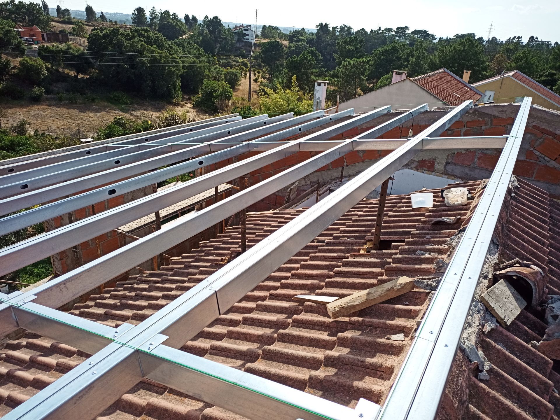 Estrutura metálica para painéis solares instalados em um telhado de telhas.