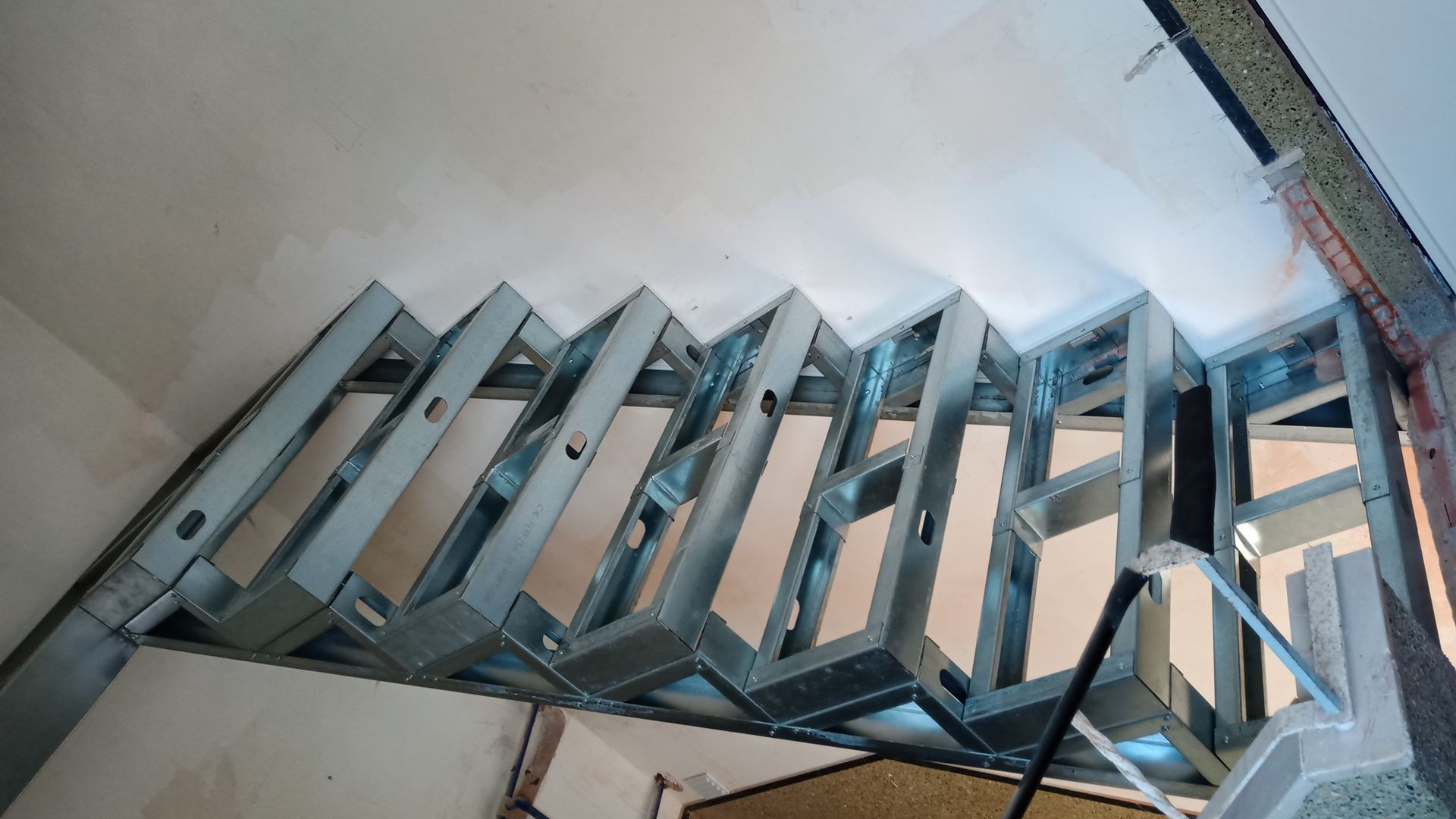 Estrutura metálica para um teto em ziguezague, provavelmente para fins de design de interiores ou arquitetura.